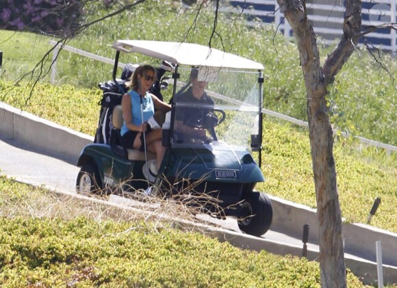Nick Jonas et sa petite amie Delta Goodrem partagent une partie de golf à Los Angeles, dimanche 31 juillet 2011.