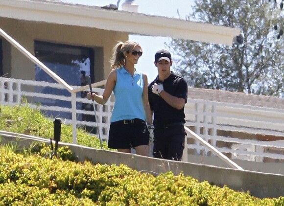 Nick Jonas et sa petite amie Delta Goodrem partagent une partie de golf à Los Angeles, dimanche 31 juillet 2011.