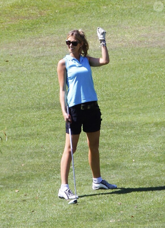 Nick Jonas et sa petite amie Delta Goodrem partagent une partie de golf à Los Angeles, dimanche 31 juillet 2011.