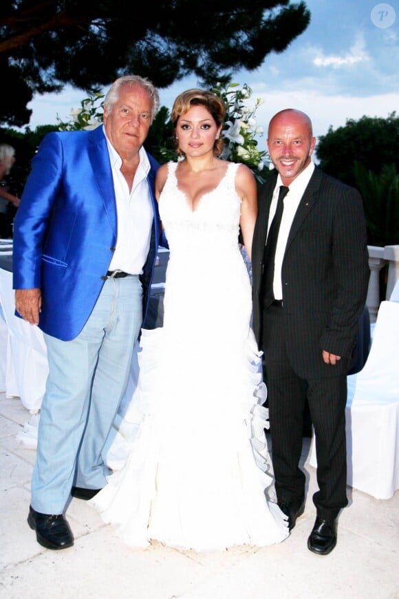 Massimo et Laurent Lenne avec leur amie Clara, jeune mariée, à Saint-Tropez, le 6 août 2011.