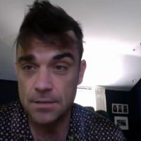Robbie Williams fait visiter sa maison, sa femme est en nuisette !