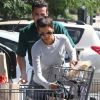 Halle Berry fait ses courses au supermarché en solo pendant que son ex-Gabriel Aubry s'occupe de leur fille Nahal. Los Angeles, 8 août 2011
