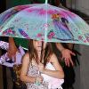 Suri Cruise sous un parapluie Barbie s'apprête à prendre l'hélicoptère, à New York, le 9 août 2011.
