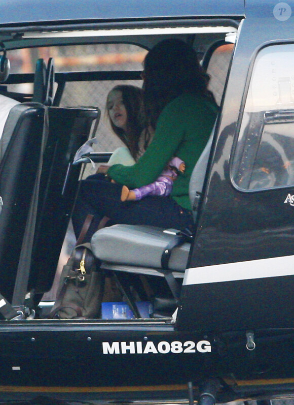 Katie Holmes et Suri viennent de grimper dans leur hélicoptère, à New York, le 9 août 2011.