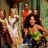 En 1996, les Spice Girls affichent chacune un style différent dans le clip de Wannabe.