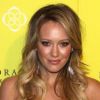 Hilary Duff pose sur le tapis rouge à l'occasion de l'ouverture de la bijouterie Kendra Scott à Los Angeles, le 10 août 2011.
