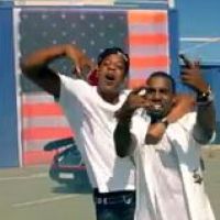 Kanye West et Jay-Z : Le clip d'Otis, éblouissant, et une chute sur scène