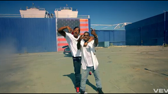 Kanye West et Jay-Z : Le clip d'Otis, éblouissant, et une chute sur scène