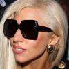 Lady Gaga, souriante et élégante à la sortie de la maison de la mode à Los Angeles le 12 août 2011
 