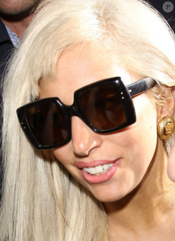 Lady Gaga, souriante et élégante à la sortie de la maison de la mode à Los Angeles le 12 août 2011
 