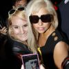 La chanteuse Lady Gaga sort dela maison de la mode à Los Angeles en arborant une robe Versace et une paire de chaussures Christian Louboutin le 12 août 2011
 
 
