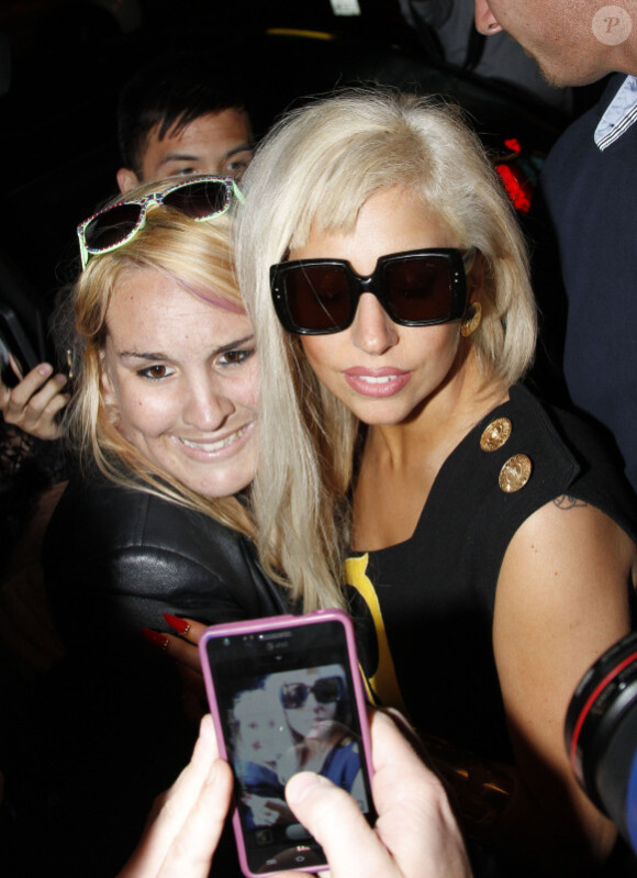 La chanteuse Lady Gaga sort dela maison de la mode à Los Angeles en arborant une robe Versace et une paire de chaussures Christian Louboutin le 12 août 2011
 
 