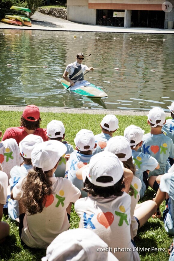 Comme d'autres athlètes tricolores de premie plan, Tony Estanguet a partagé des moments de complicité avec les enfants du Village Kinder au cours de l'été 2011.