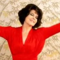 Fanny Ardant, flamboyante, danse sur les rythmes pop de Mika
