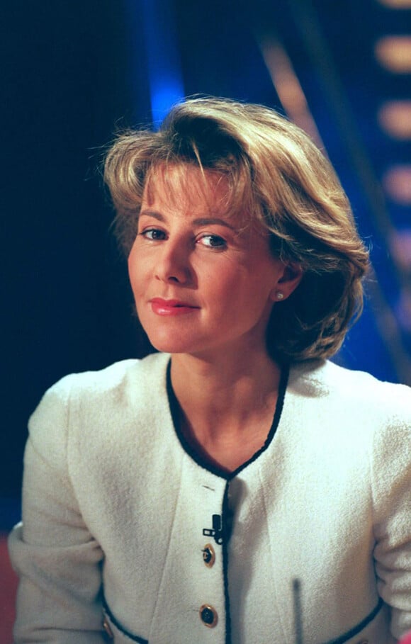 Claire Chazal sur le plateau de son journal télévisé de TF1 en 1993