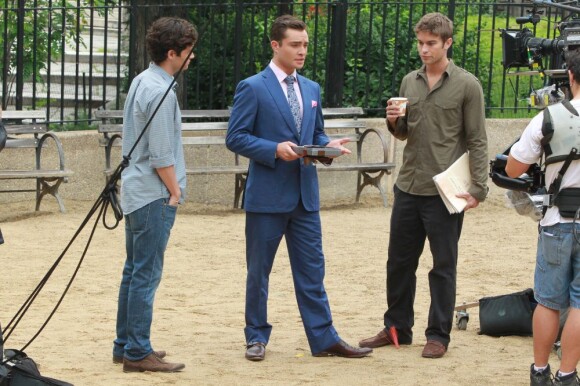 Ed Westwick, Chace Crawford et Penn Badgley sur le tournage de Gossip Girl. Le 16 août 2011
