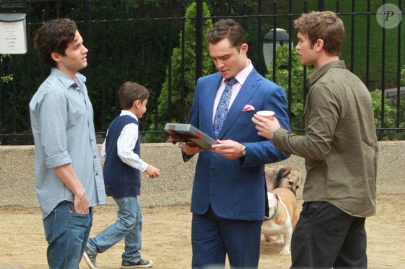 Ed Westwick, Chace Crawford et Penn Badgley sur le tournage de Gossip Girl. Le 16 août 2011