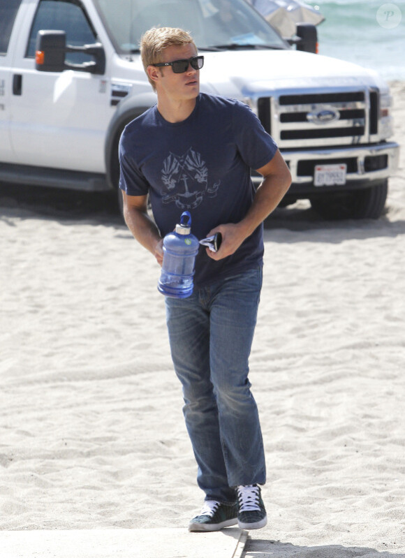 Les acteurs de la série 90210 en plein tournage sur la plage de la saison 4 du remake de Beverly Hills, à Los Angeles, le 17 août 2011. Ici Trevor Donovan