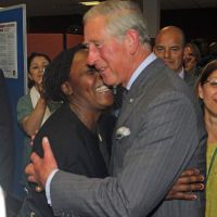 Le prince Charles, Camilla et Harry distribuent les hugs et le réconfort