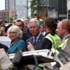 Le prince Charles et Camilla Parker Bowles ont interrompu leurs vacances en Ecosse pour se déplacer dans les zones les plus durement touchées par les émeutes du mois d'août. Le 17 août 2011, ils étaient à Croydon, dans le Surrey.