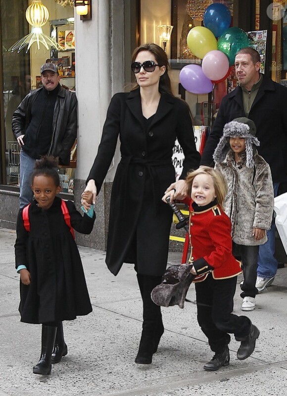 Angelina Jolie et ses filles Zahara et Shiloh en décembre 2010