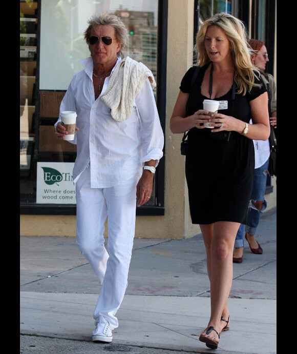 Rod Stewart, accompagné de Penny Lancaster, se rend à la maternité du Cedars Sinai Hospital pour rendre visite à  sa fille Kimberly Stewart qui vient d'accoucher d'une petite fille le 21 août 2011