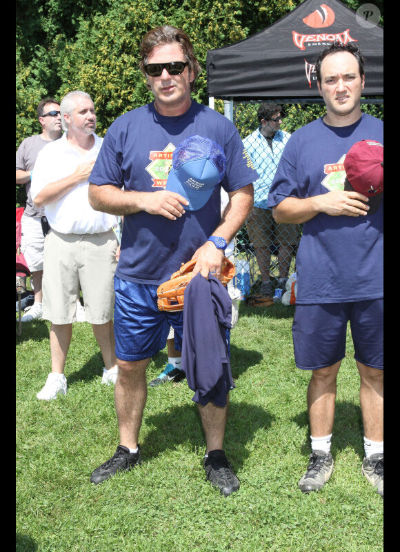 Alec Baldwin avec sa compagne Hilaria lors d'un match caritatif de soft-ball à Long Island le 20 août 2011