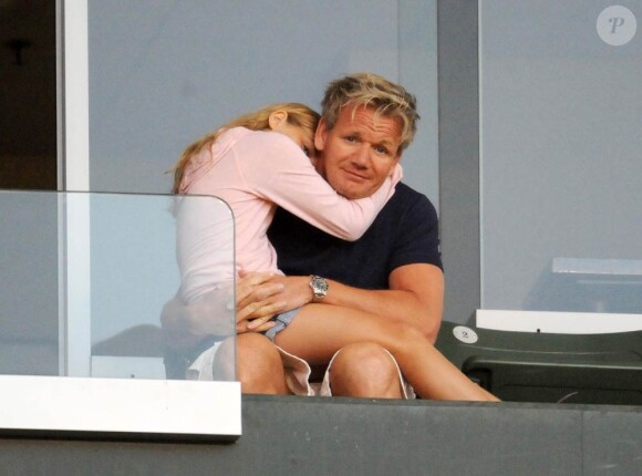 Gordon Ramsay avec sa fille devant un match des L.A Galaxy, à Carson. 6 août 2011