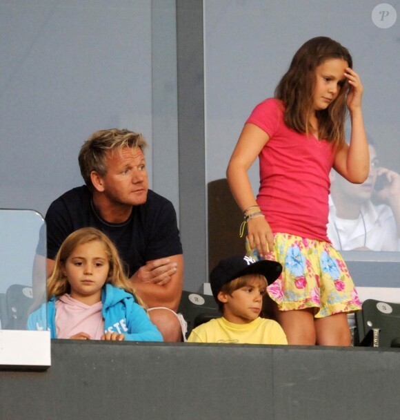 Gordon Ramsay, lors d'un match des L.A Galaxy, se joint aux enfants de  David Beckham. Les siens sont également de la partie. Le 6 août 2011