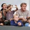 Gordon Ramsay, lors d'un match des L.A Galaxy, surveille les enfants de David Beckham, qui s'amusent beaucoup avec les siens. 20 août 2011