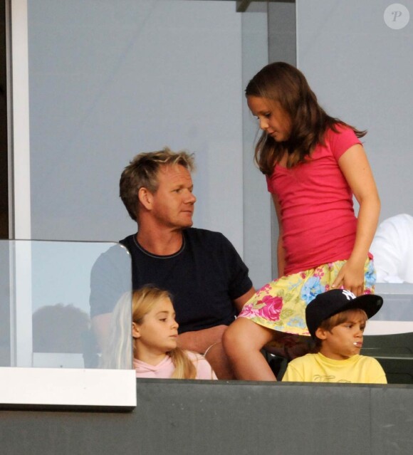 Gordon Ramsay, lors d'un match des L.A Galaxy, se joint aux enfants de  David Beckham. Les siens sont également de la partie. Le 6 août 2011
