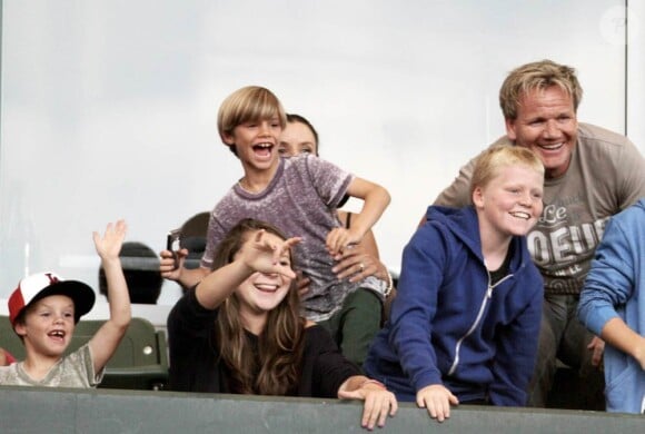 Gordon Ramsay, lors d'un match des L.A Galaxy, surveille les enfants de David Beckham, qui s'amusent beaucoup avec les siens. 20 août 2011