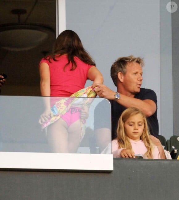 Gordon Ramsay, lors d'un match des L.A Galaxy, fait une mauvaise blague à sa fille. Le 6 août 2011