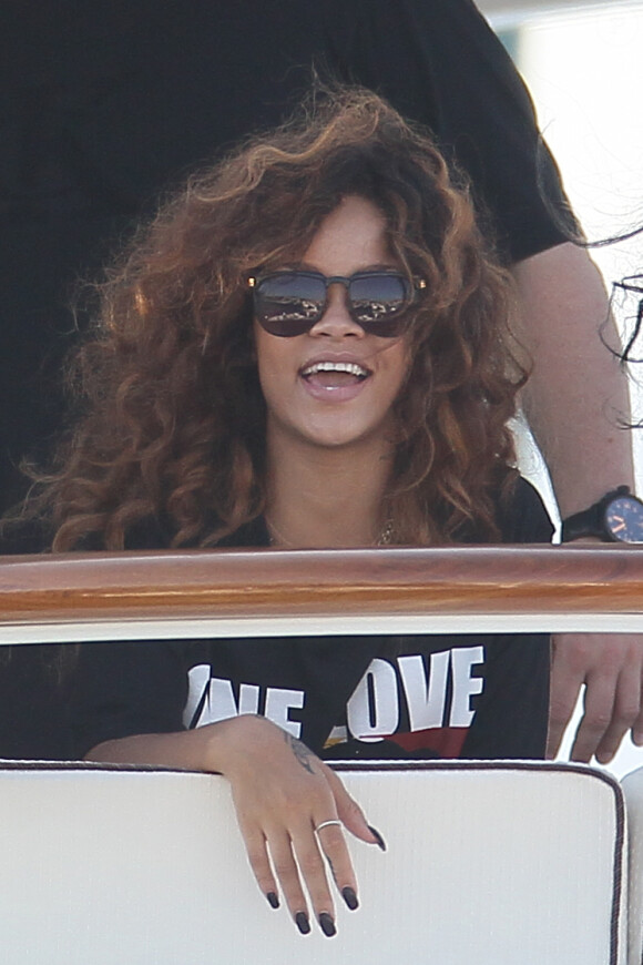 Rihanna, installée sur un yacht luxueux, arrive à Saint-Tropez. 22 août 2011