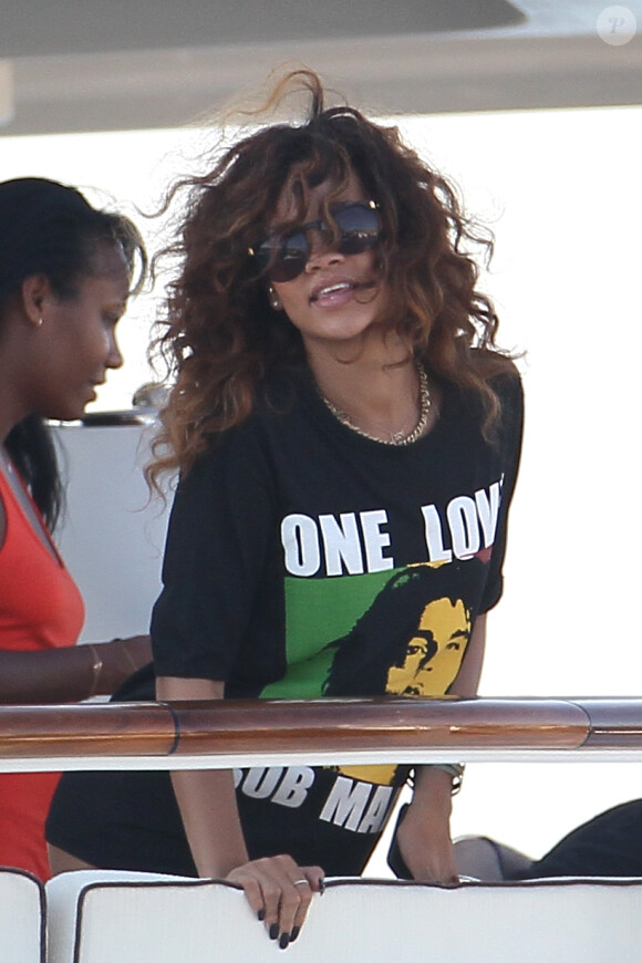 Rihanna, installée sur un yacht luxueux, arrive à Saint-Tropez. 22 août 2011