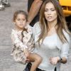 Jennifer Lopez sur le tournage de son clip fait une pause bien méritée avec sa fille Emme. Le 22 août 2011