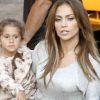 Jennifer Lopez sur le tournage de son clip fait une pause bien méritée avec sa fille Emme. Le 22 août 2011