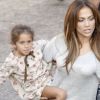 Jennifer Lopez sur le tournage de son clip fait une pause bien méritée avec sa fille Emme. Le 22 août 2011