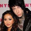 Trace Cyrus et Brenda Song posent lors de la soirée du magazine américain Nylon à Los Angeles en mai 2010