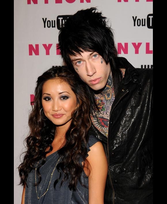 Trace Cyrus et Brenda Song posent lors de la soirée du magazine américain Nylon à Los Angeles en mai 2010