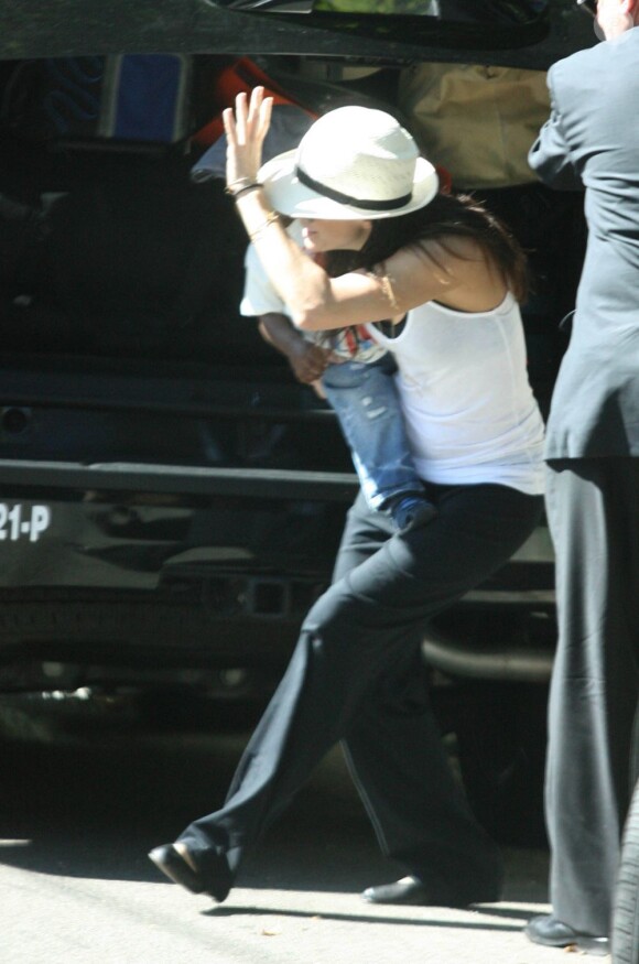 Sandra Bullock se précipite dans une limousine avec son fils adoptif Louis. Los Angeles, 3 août 2011