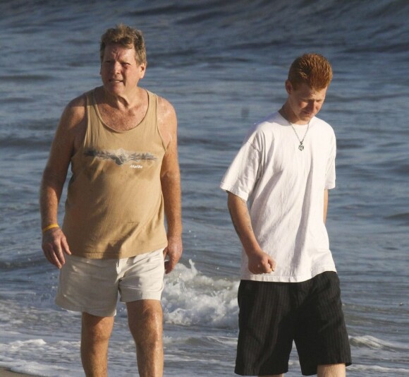 Redmond O'Neal et son père Ryan O'Neal sur la plage en octobre 2008