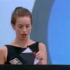 Juliette ouvre une enveloppe durant les Secret d'or dans Secret Story 5