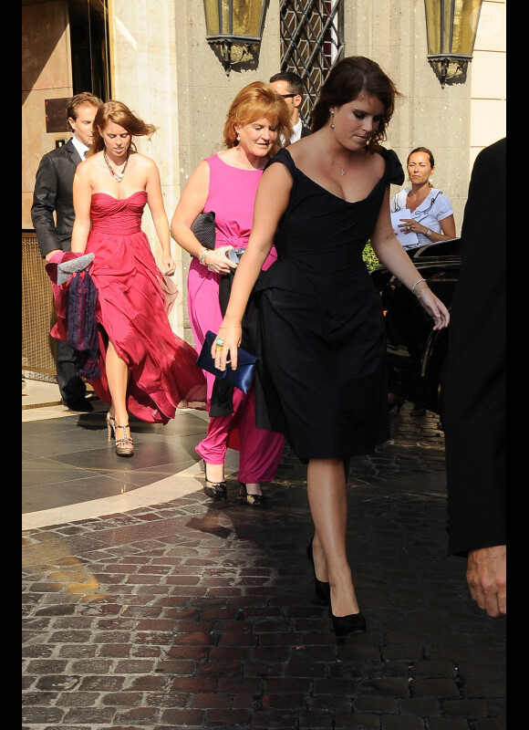 Les princesses Beatrice et Eugenie avec leur mère Sarah Ferguson lors du mariage de Petra Ecclestone à Rome le 27 août 2011