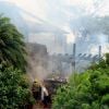 La propriété de Richard Branson sur l'île de Necker dans les Caraïbes en flammes après avoir été frappée par la foudre le 22 août 2011.