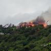 La propriété de Richard Branson sur l'île de Necker dans les Caraïbes en flammes après avoir été frappée par la foudre le 22 août 2011.