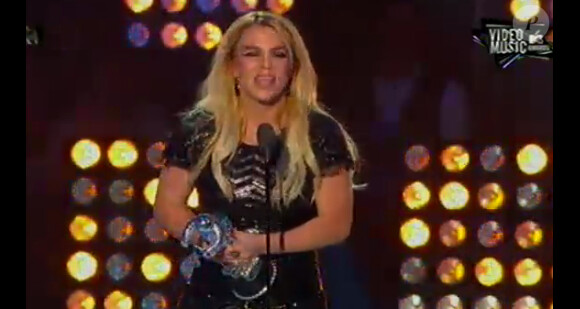 Britney Spears reçoit le prix de la Best Pop Video pour Till the worlds ends.