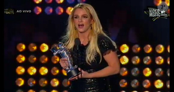 Britney Spears reçoit le prix de la Best Pop Video pour Till the worlds ends.