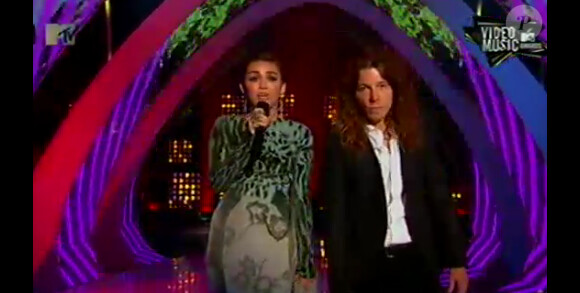 Shaun White et Miley Cyrus remettent le prix de la Best Rock Video, lors des MTV Video Music Awards, dimanche 28 août 2011.