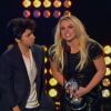 Britney Spears reçoit son prix d'honneur pour l'ensemble de sa carrière des mains de Lady Gaga, lors des MTV Video Music Awards 2011, dimanche 28 août 2011.